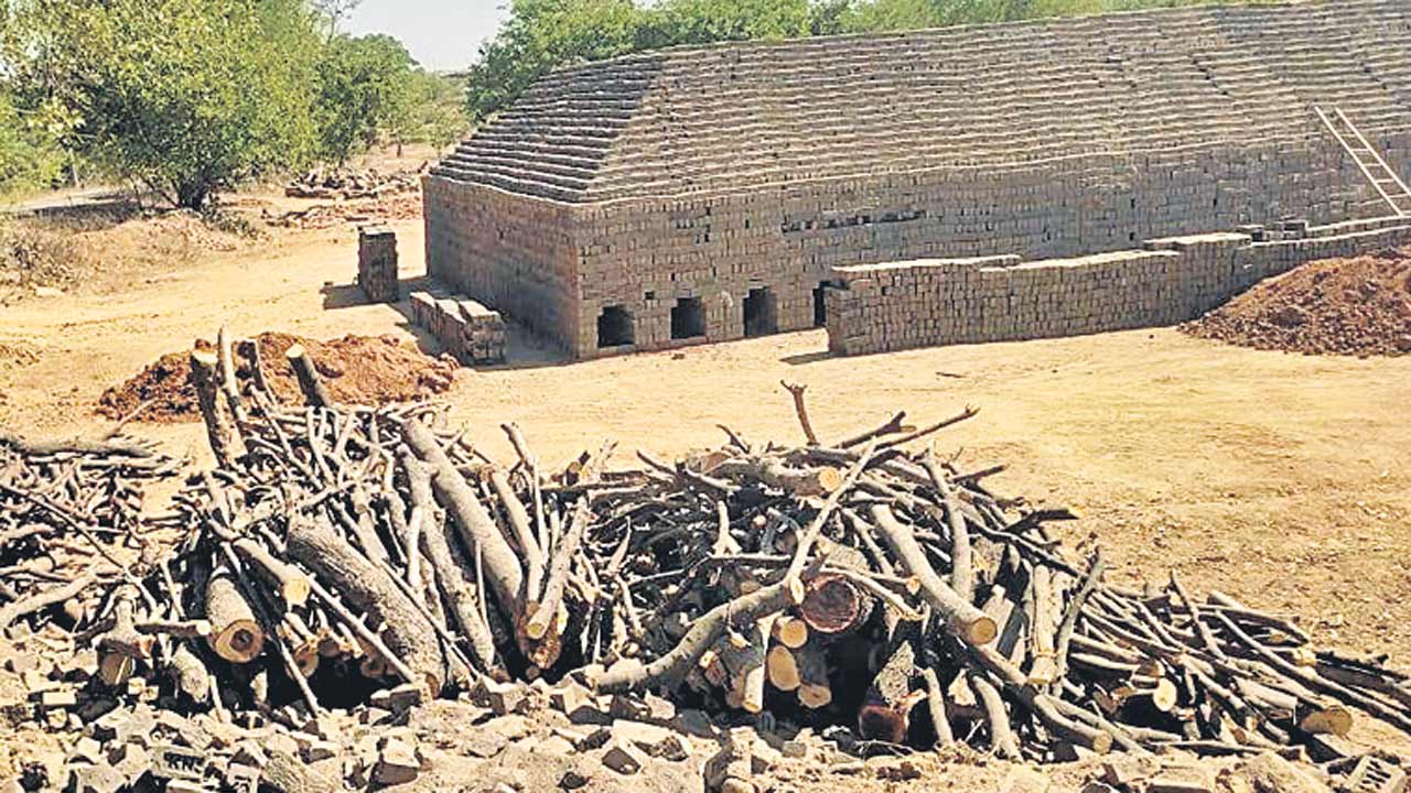 విచ్చలవిడిగా నరుకుతూ.. గుట్టుచప్పుడు కాకుండా తరలిస్తూ