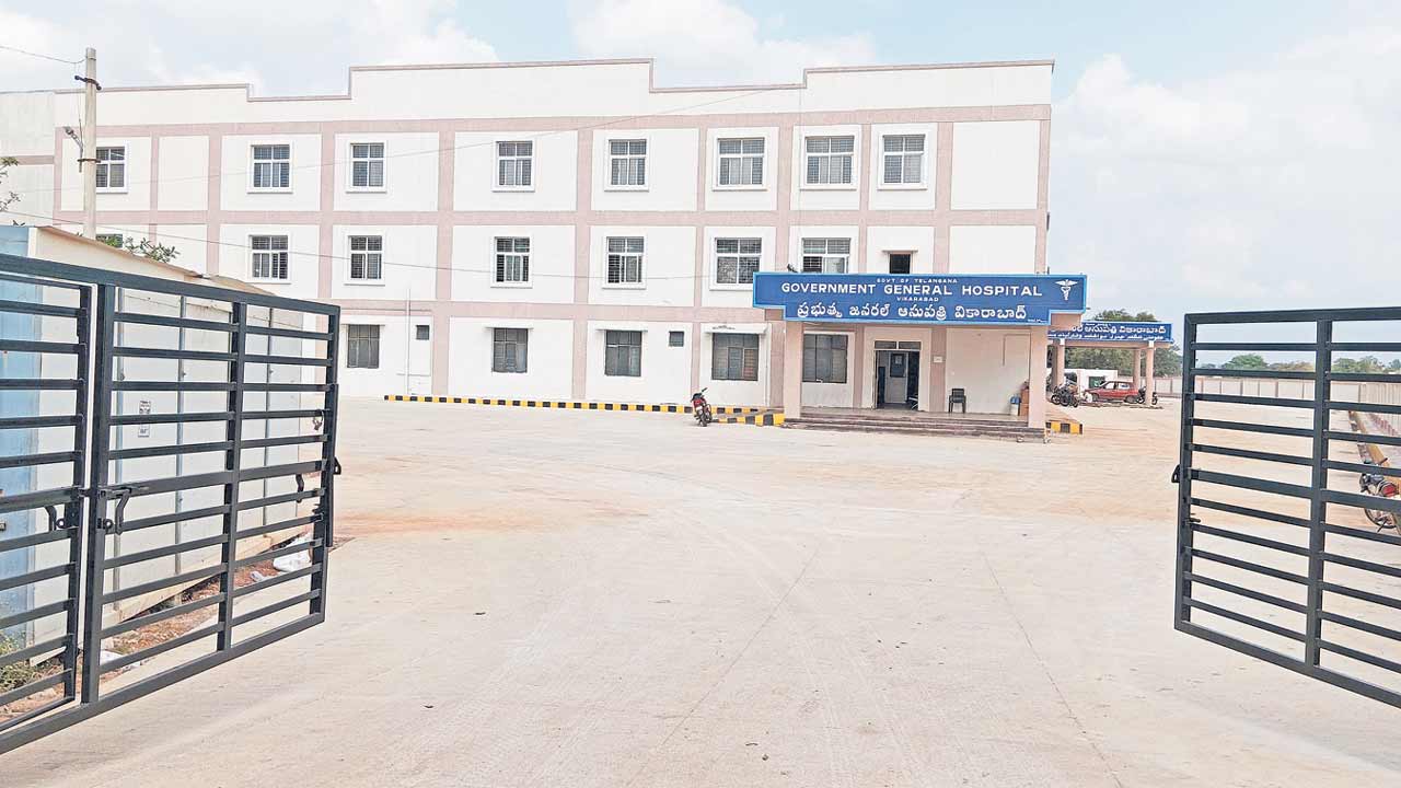 మంత్రి రాక.. ప్రారంభం కాక..