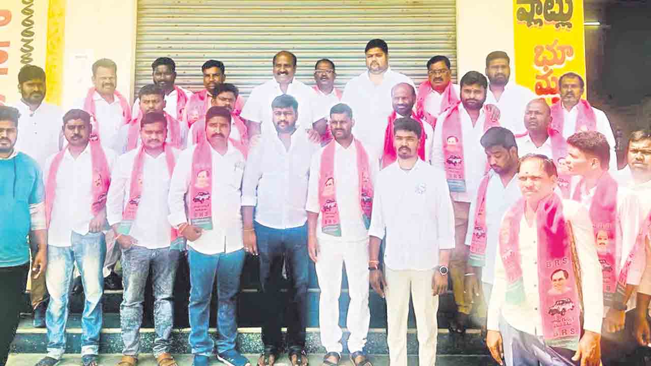 కండువాలు కప్పి.. పార్టీలోకి ఆహ్వానించి..