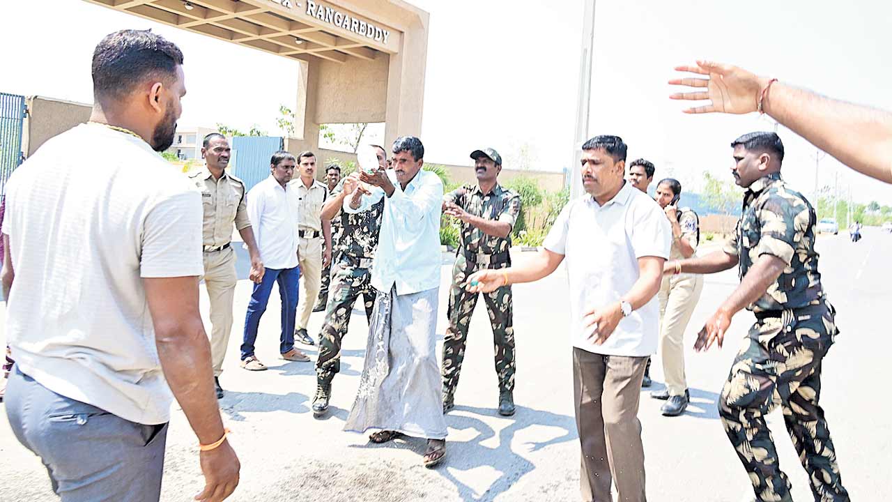 పొలాల్లో కడీలు.. రైతుల కన్నీళ్లు