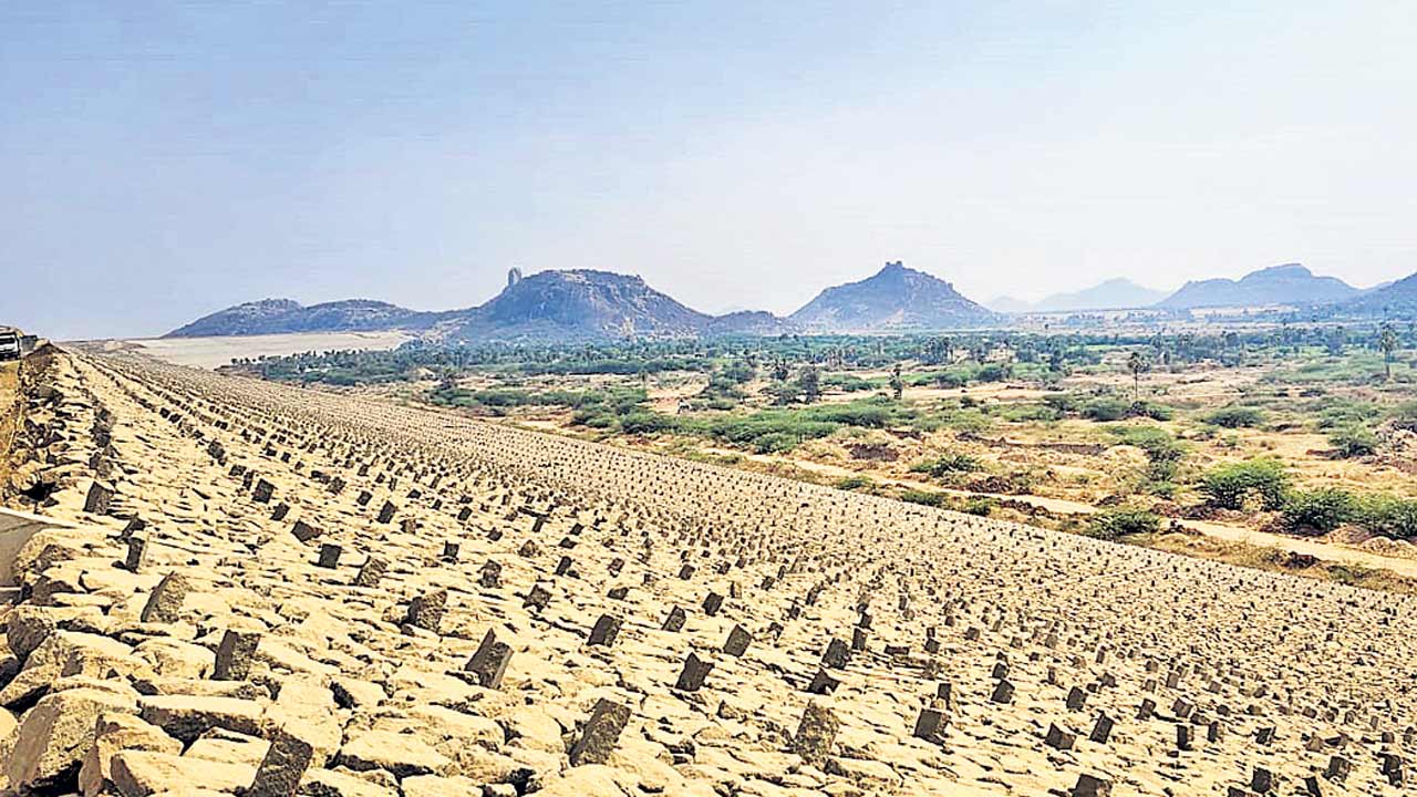 నిధులు ఇవ్వరు.. నీళ్లు రావు