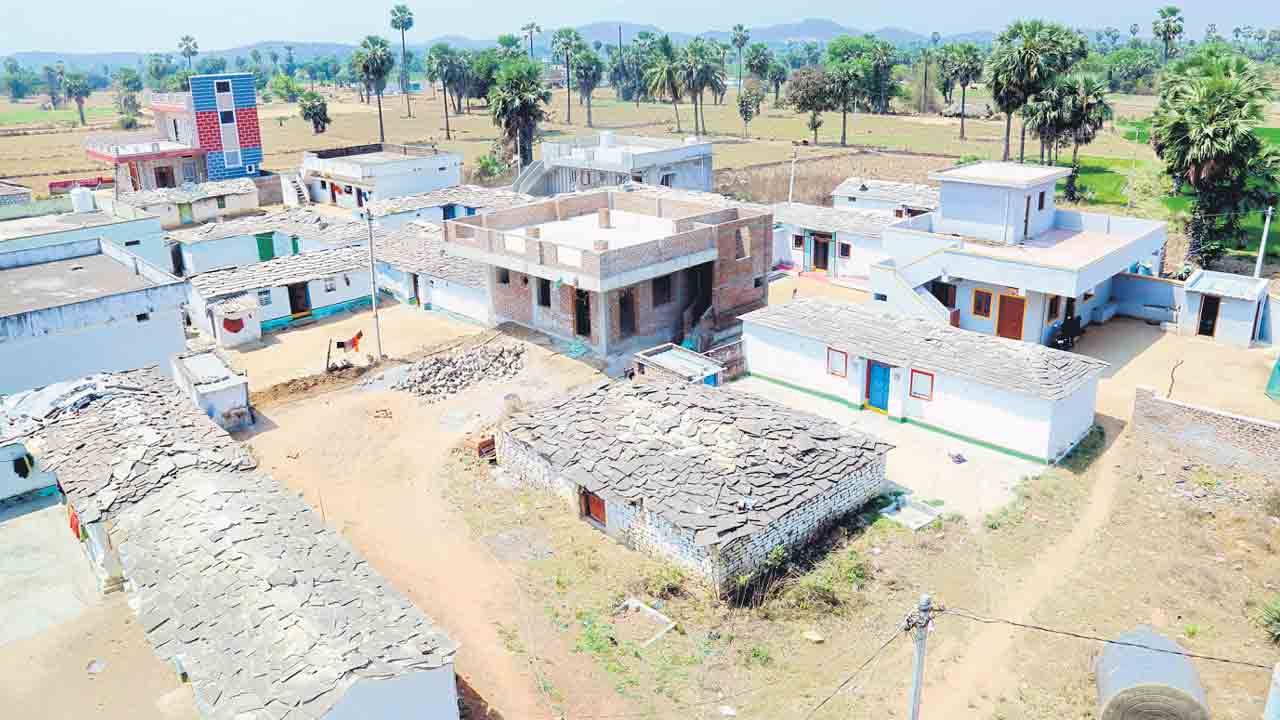 Vikarabad | కాంగ్రెస్‌ పాలనలో మళ్లీ మొదలైన వలసలు.. వికారాబాద్‌ జిల్లాలో ఊర్లకు ఊర్లు ఖాళీ!