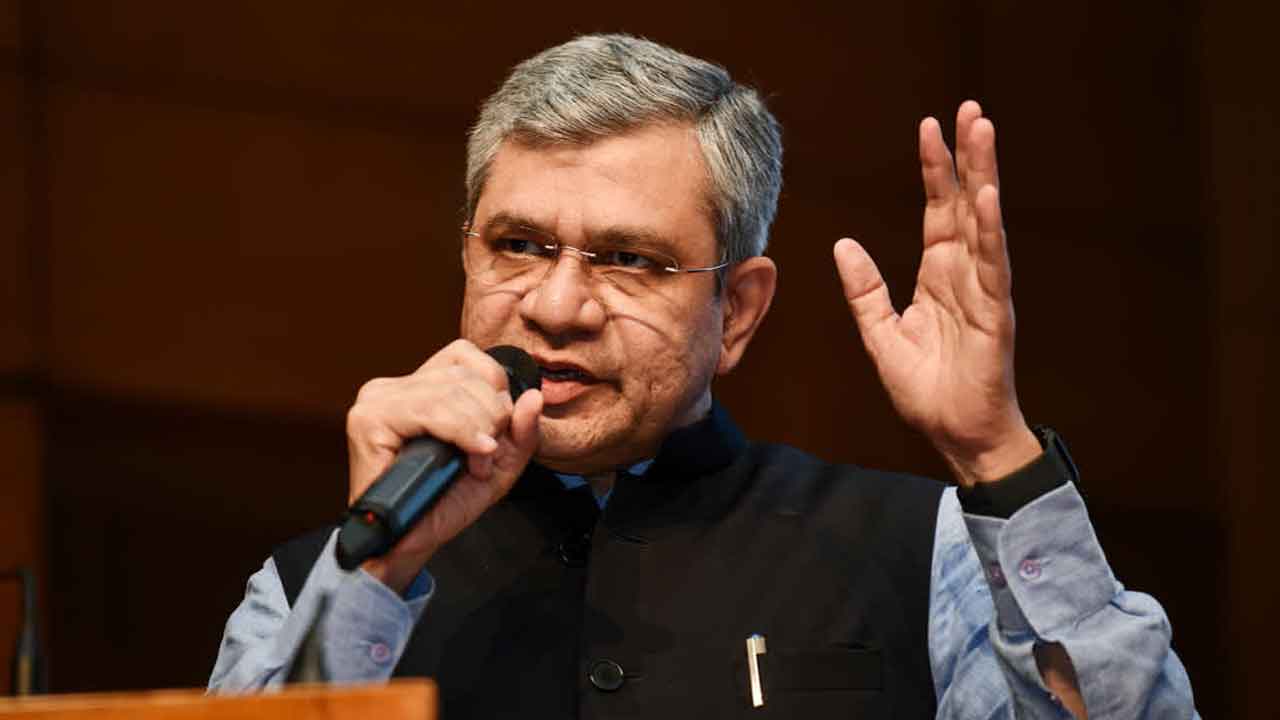 కౌంటర్‌ టిక్కెట్లు ఆన్‌లైన్‌లో రద్దు చేసుకోవచ్చు.. రైల్వే మంత్రి అశ్వినీ వైష్ణవ్‌