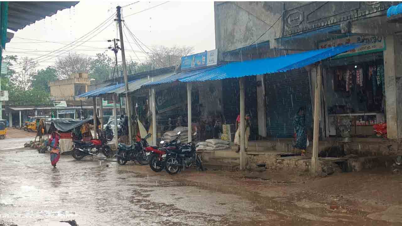 Heavy Rain | కడెంలో భారీ వర్షం.. వరి, పసుపు, మొక్కజొన్న పంటకు నష్టం