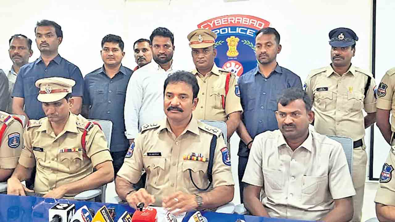 దారి దోపిడీ ముఠా అరెస్ట్‌ రూ. 18 లక్షలు, కారు స్వాధీనం