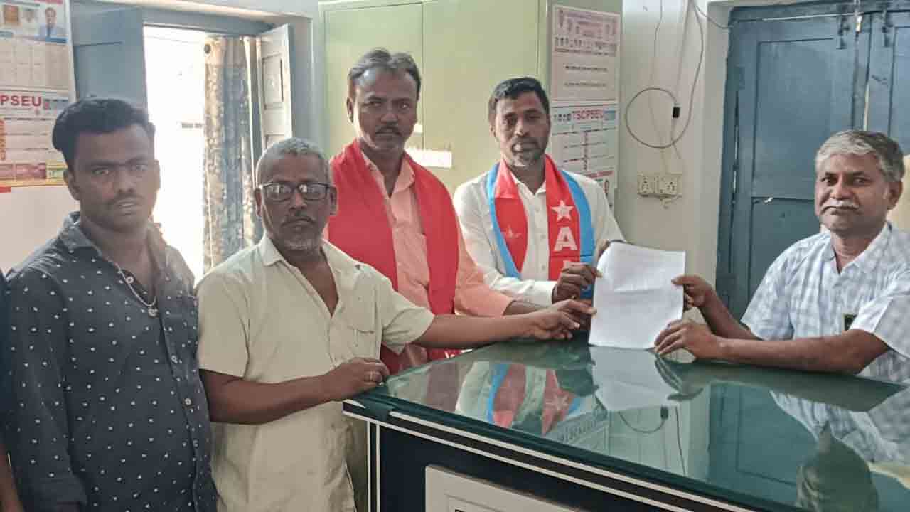 Rajiv Yuva Vikasam Scheme |  యువతరాన్ని మోసం చేసేందుకే రేషన్ కార్డు నిబంధన.. రాజీవ్ యువ వికాస పథకంపై ఏఐవైఎఫ్ ఆరోపణలు