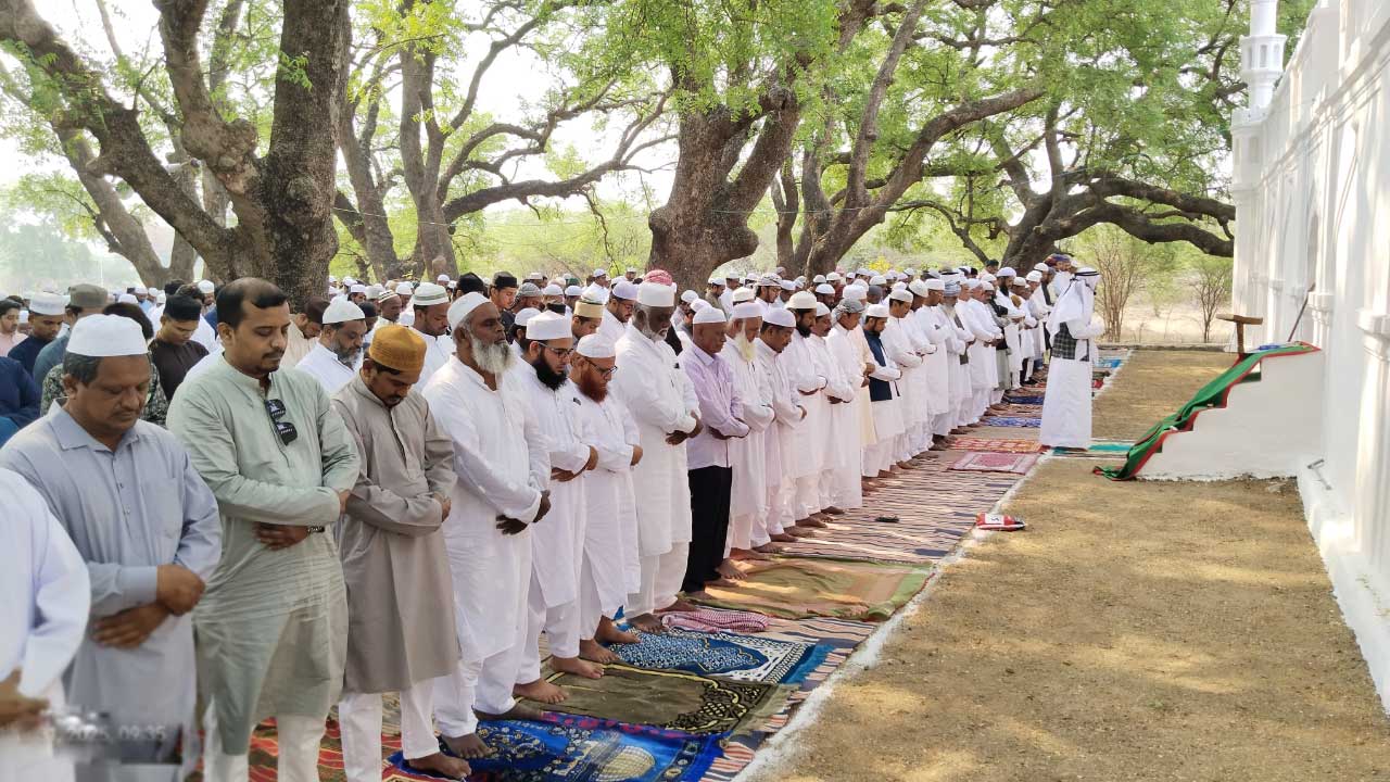Ramadan prayers | ఘనంగా రంజాన్‌ వేడుకలు