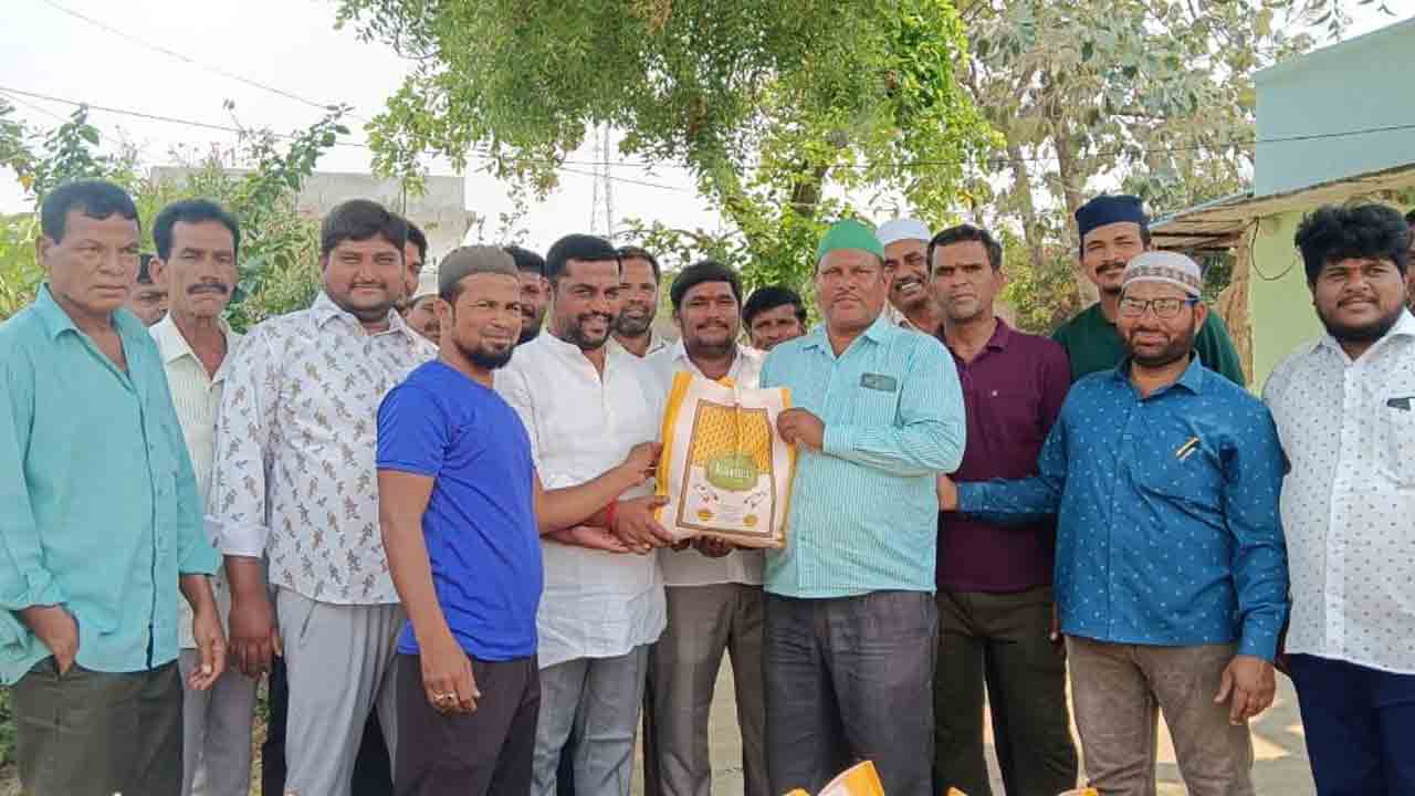 Ramzan Tohfa | మత సామరస్యానికి ప్రతీక రంజాన్.. ముస్లింలకు రంజాన్‌ తోఫా పంపిణీ