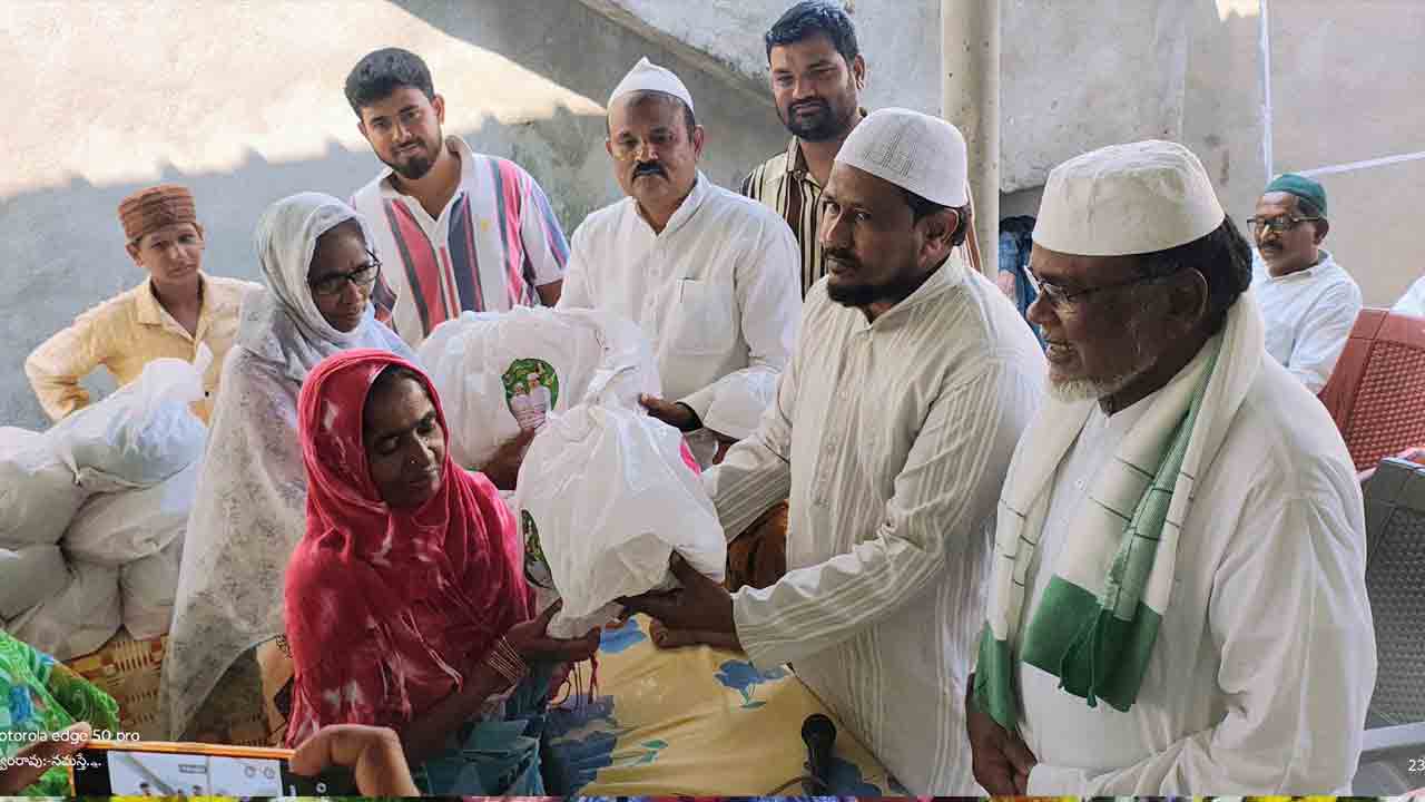 Ramzan Tohfa | హితాన్ని బోధించే పండుగ రంజాన్.. ముస్లిం పేద కుటుంబాలకు రంజాన్ తోఫా పంపిణీ