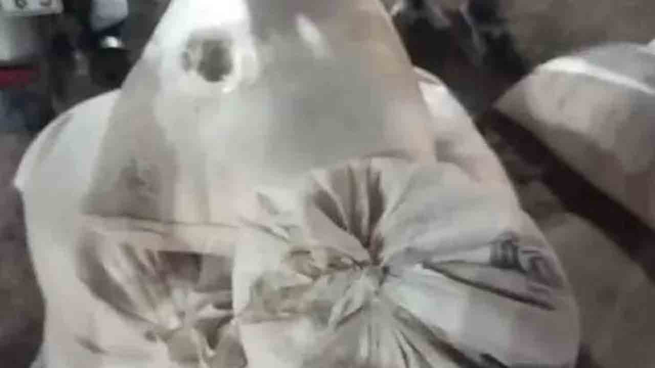 Ration Rice Bags | అర్థరాత్రి మెయిన్‌ రోడ్డుపై పడిపోయిన అక్రమ రేషన్‌ బియ్యం బస్తాలు