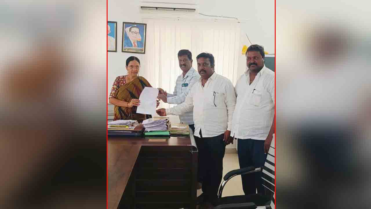 BRS | ధ్రువీకరణ పత్రాల జారీలో నిర్లక్ష్యం తగదు : బీఆర్‌ఎస్‌ నాయకులు