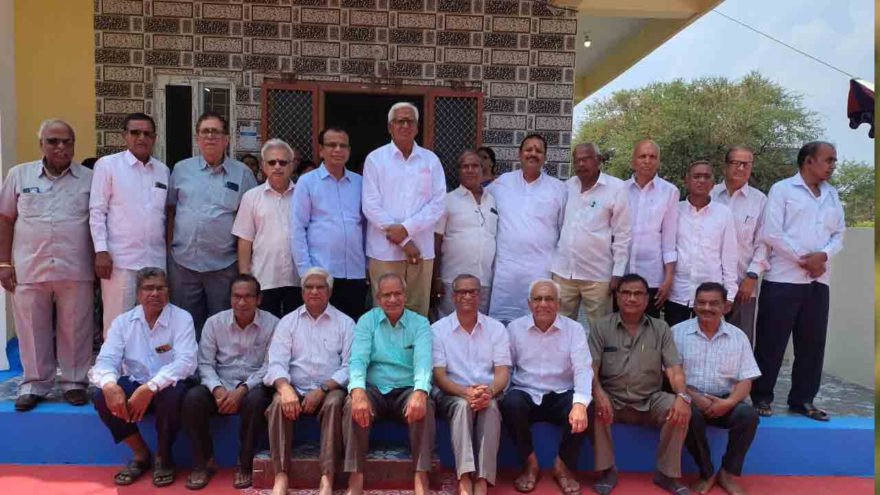 Reunion | పూర్వ విద్యార్థులంతా 50 సంవత్సరాల తర్వాత కలిశారు..