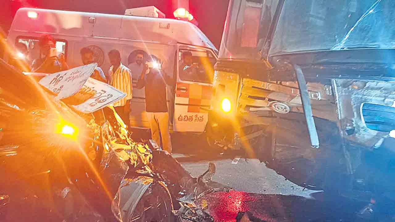 కారు, ఆర్టీసీ బస్సు ఢీ: 14 మందికి గాయాలు