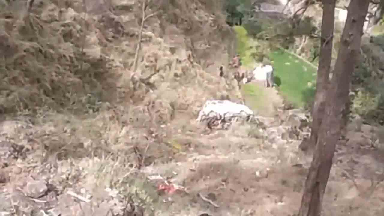 Road accident | అదుపుతప్పి ఫల్టీలు కొడుతూ లోయలోకి దూసుకెళ్లిన టెంపో.. ముగ్గురు దుర్మరణం..!