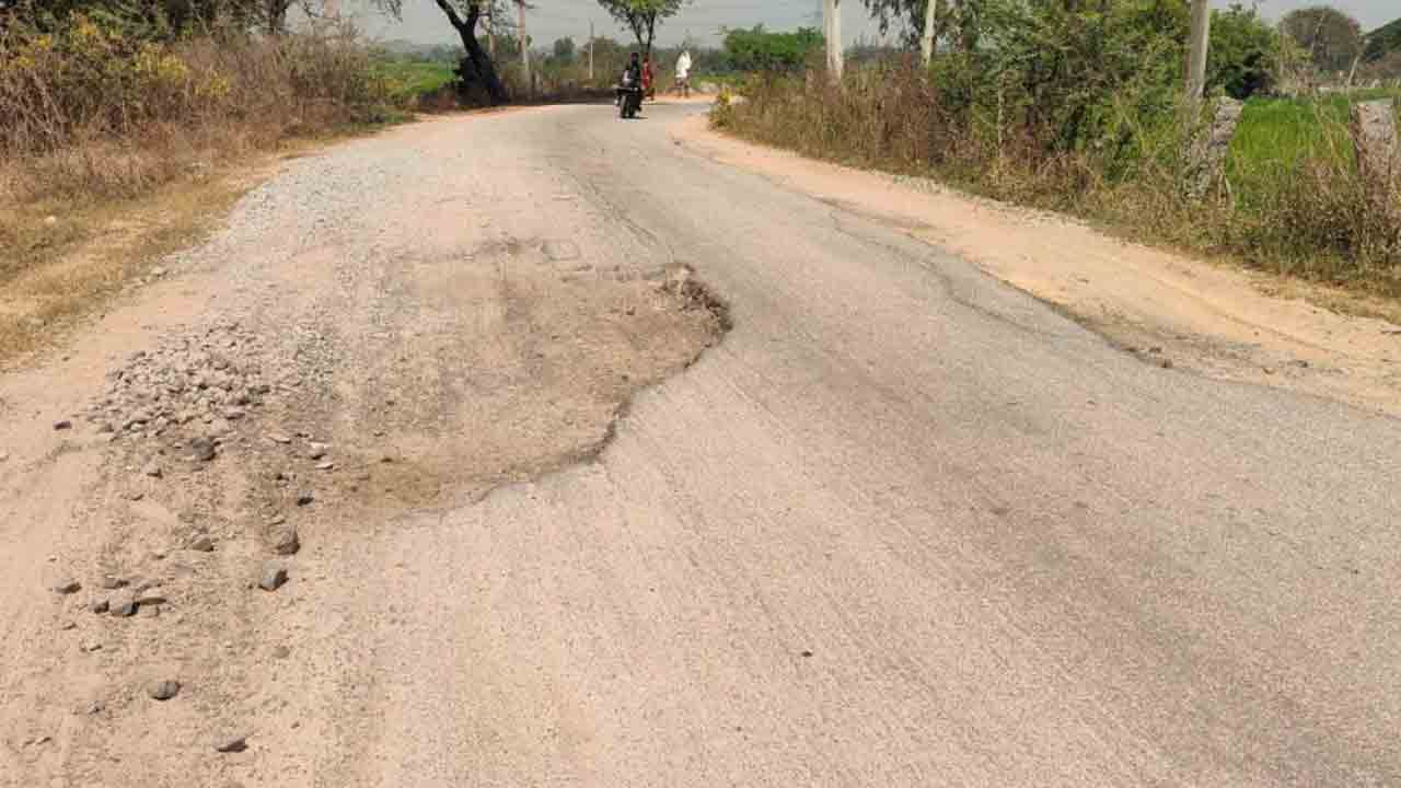 Road paches | గుంతలమయంగా వెల్దుర్తి-మెదక్‌ రహదారి.. నరకప్రాయమైన ప్రయాణం