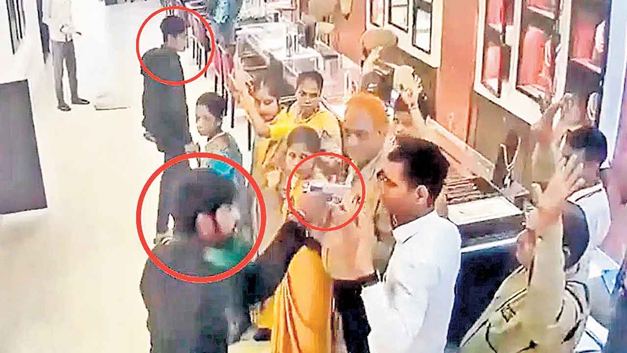 తుపాకీ గురిపెట్టి.. రూ.25 కోట్ల నగలు లూటీ