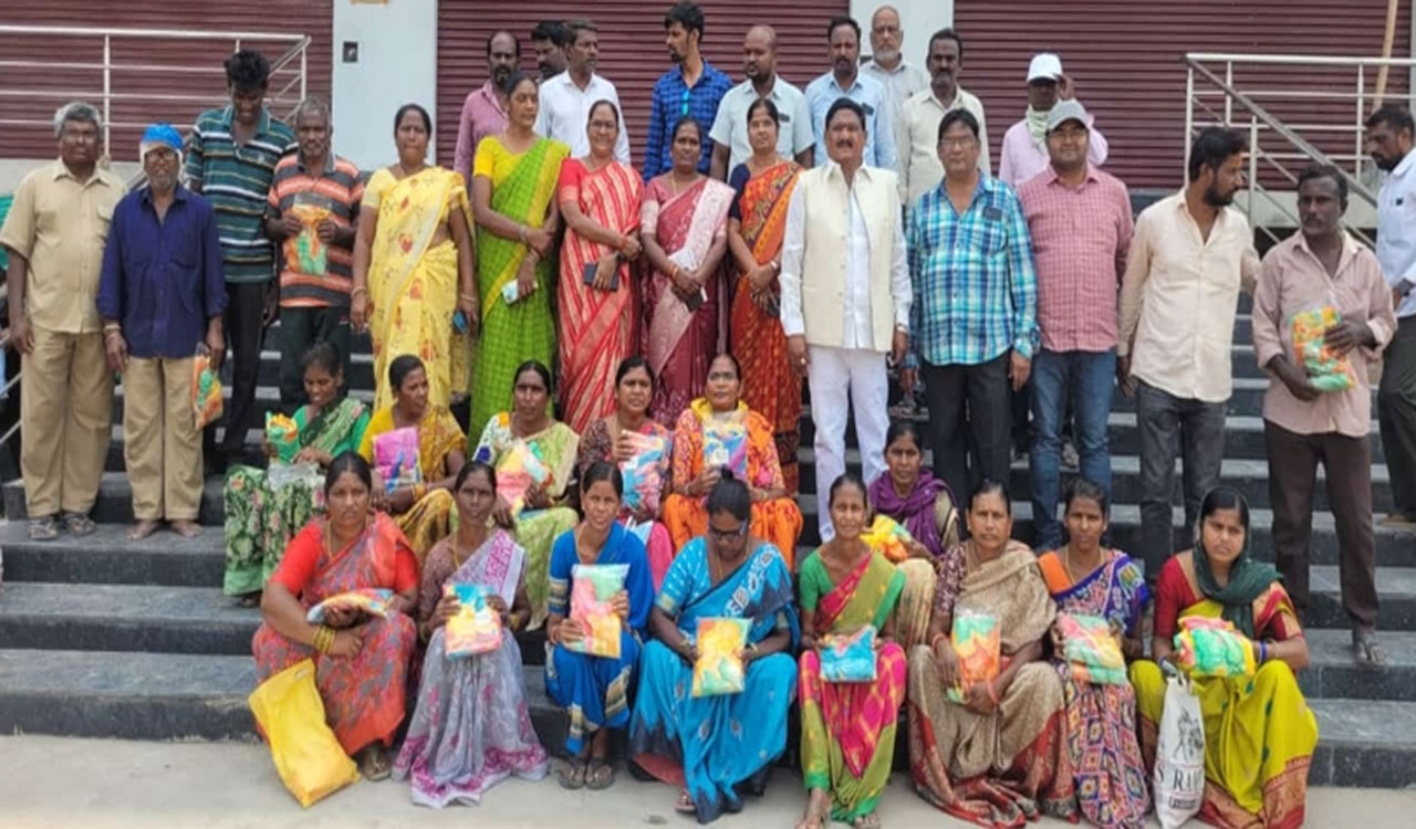 HANAMAKONDA | పేద మహిళలకు చీరల పంపిణీ