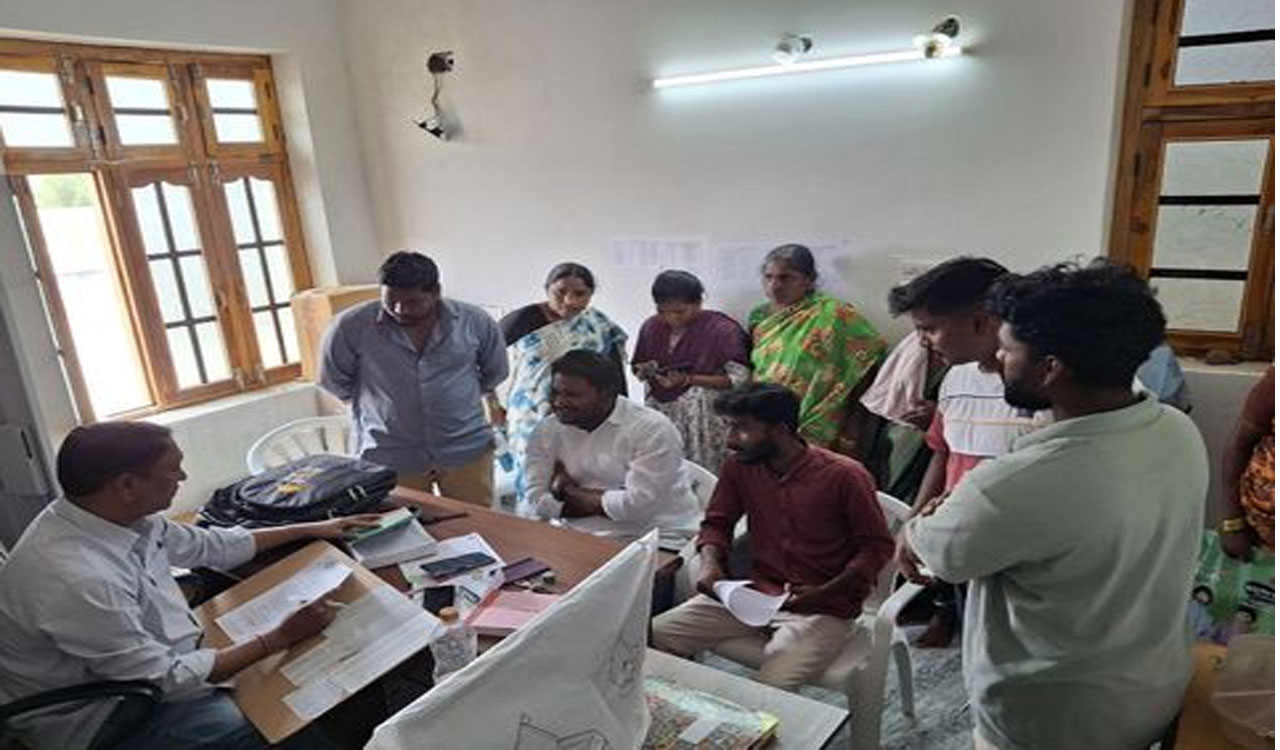 VEERNAPALLY | విద్యుత్‌ కనెక్షన్‌ తొలగించిన అధికారులు – ఆందోళన చేసిన అడవిపదిర గ్రామస్తులు