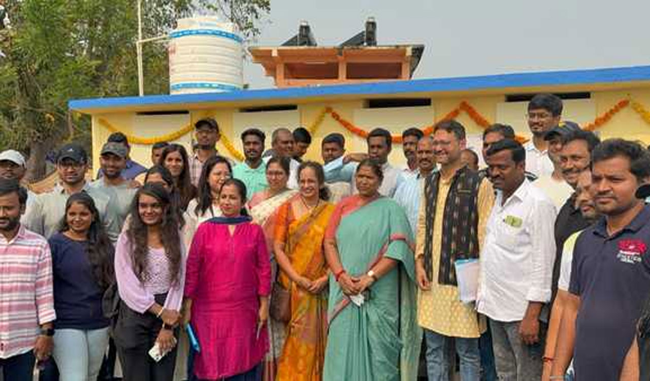 SEETHAKKA | ‘గ్రామాల దత్తత’లో పాల్గొన్న మంత్రి సీతక్క