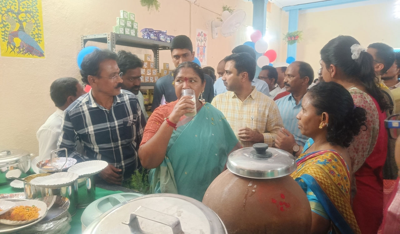 SEETHAKKA | మహిళలకు వడ్డీ లేని రుణాలు