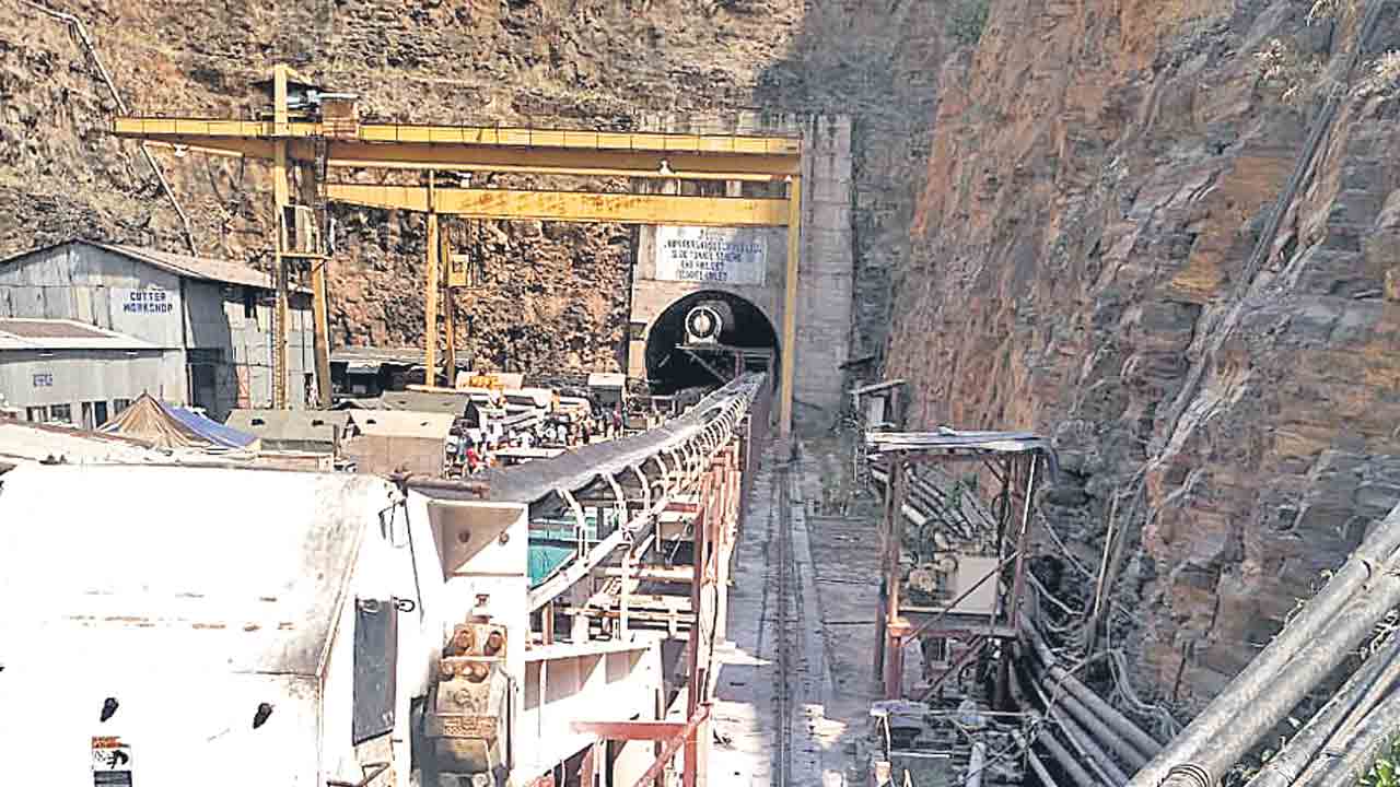SLBC Tunnel | పనిచేసిన కొద్దిసేపటికే తెగిన కన్వేయర్‌ బెల్ట్‌.. ఎస్‌ఎల్‌బీసీ సహాయ చర్యలకు మళ్లీ ఆటంకం