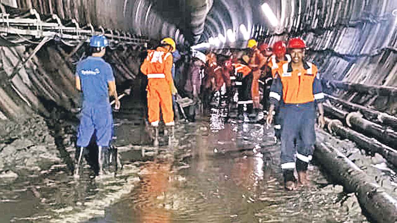 SLBC Tunnel | ఎస్‌ఎల్‌బీసీ సొరంగంలో ప్రమాద ఘంటికలు.. పలుచోట్ల దెబ్బతిన్న సిమెంట్‌ సెగ్మెంట్లు