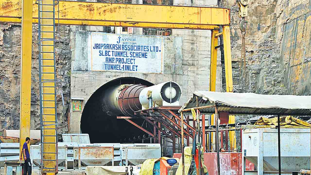 SLBC Tunnel | ఎస్‌ఎల్‌బీసీ ఆలస్యానికి కారణం ఎవరు? పదేండ్లలో పనులు ఆగిందెక్కడ?!