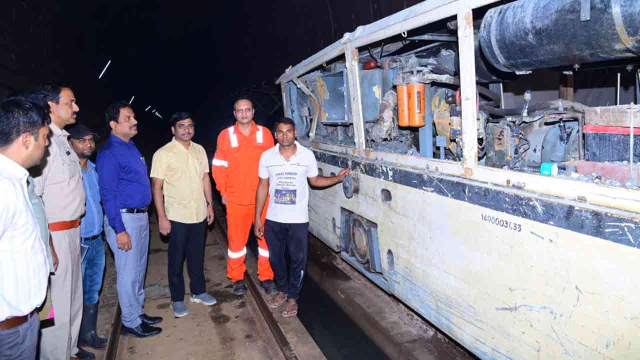 SLBC tunnel | ప్రమాద ప్రదేశం నుంచి లోకో ఇంజిన్‌ను వెలికి తీసిన రెస్క్యూ టీమ్స్‌
