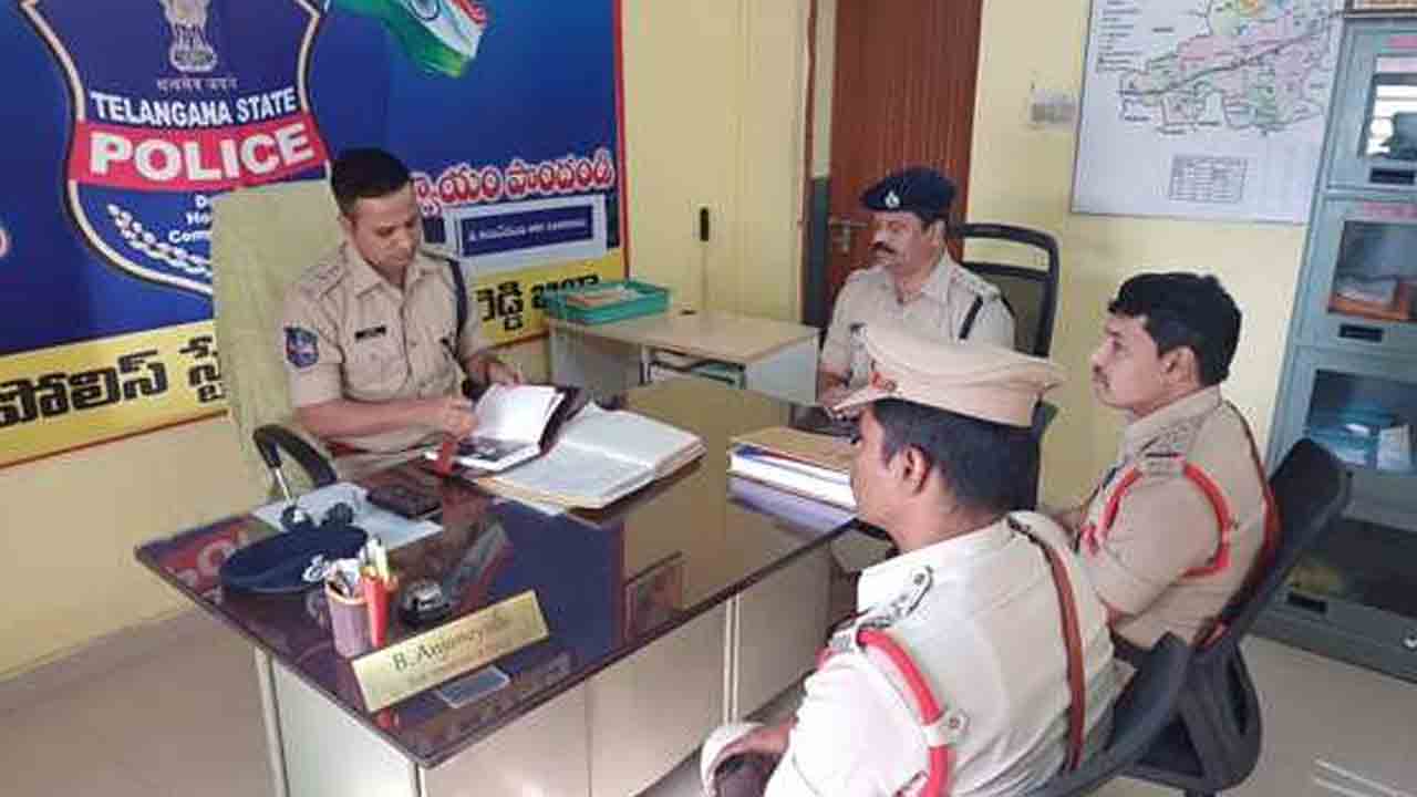 SP Rajesh Chandra | గాంధారి పోలీస్ స్టేషన్‌ను తనిఖీ చేసిన కామారెడ్డి ఎస్పీ