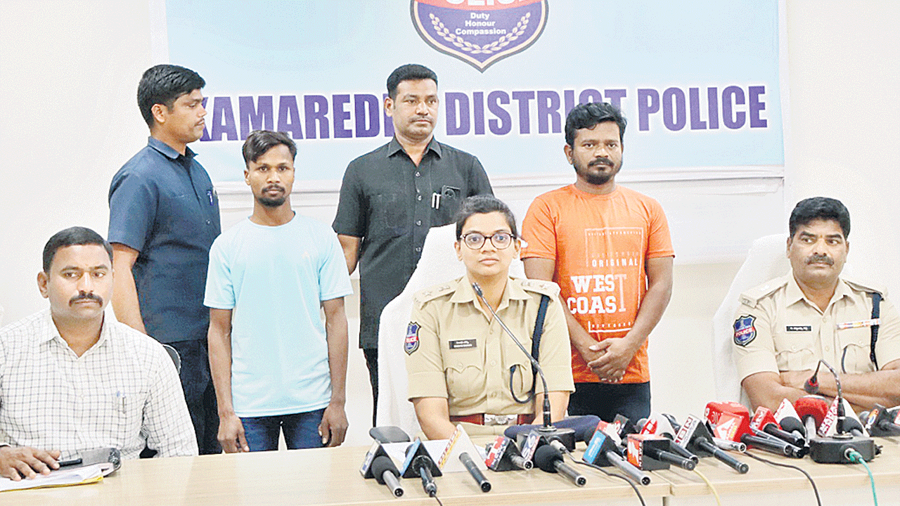 ఇద్దరు మావోయిస్టుల లొంగుబాటు