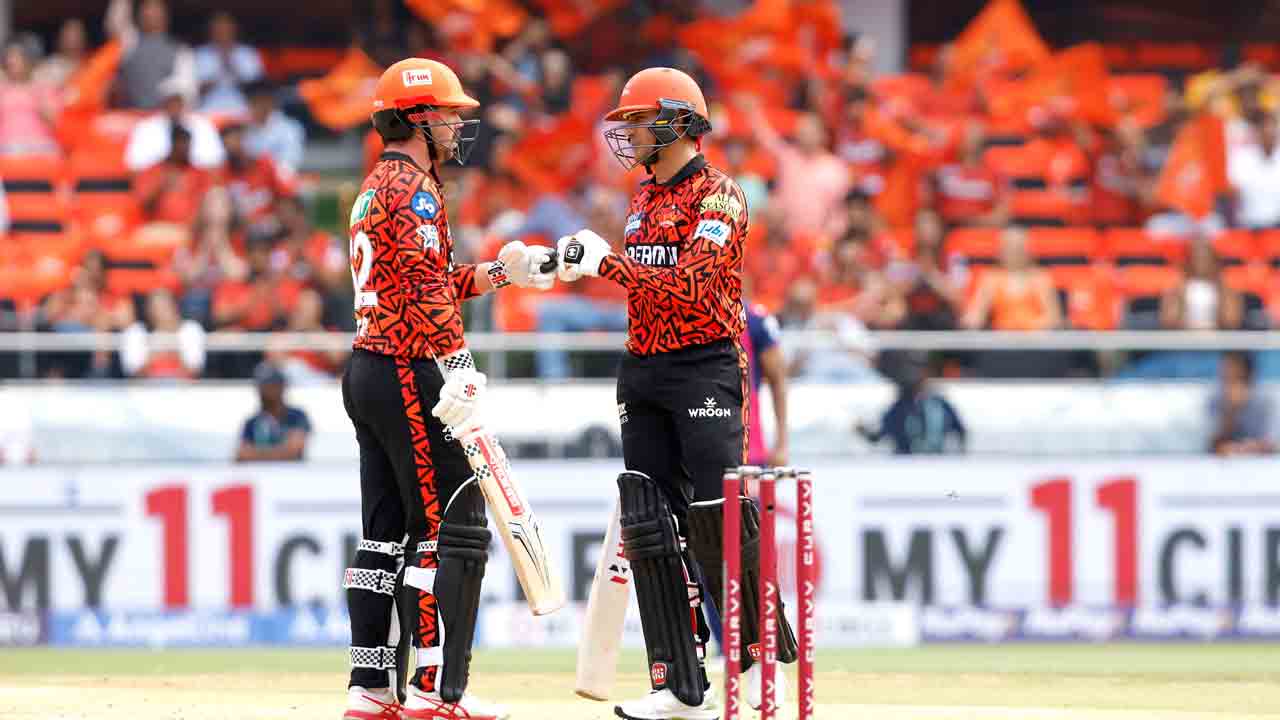 IPL 2025 | బౌండ‌రీల‌తో చెల‌రేగుతున్న హెడ్.. ప‌వ‌ర్ ప్లేలోనే 90 దాటిన‌ స్కోర్..!