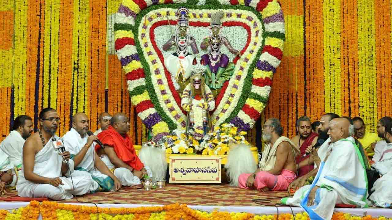 Srisailam | అశ్వ వాహనంపై స్వామి అమ్మవార్లు.. శోభాయమానంగా పుష్పోత్సవం.. శ్రీశైలంలో ముగిసిన మహాశివరాత్రి బ్రహ్మోత్సవాలు..!