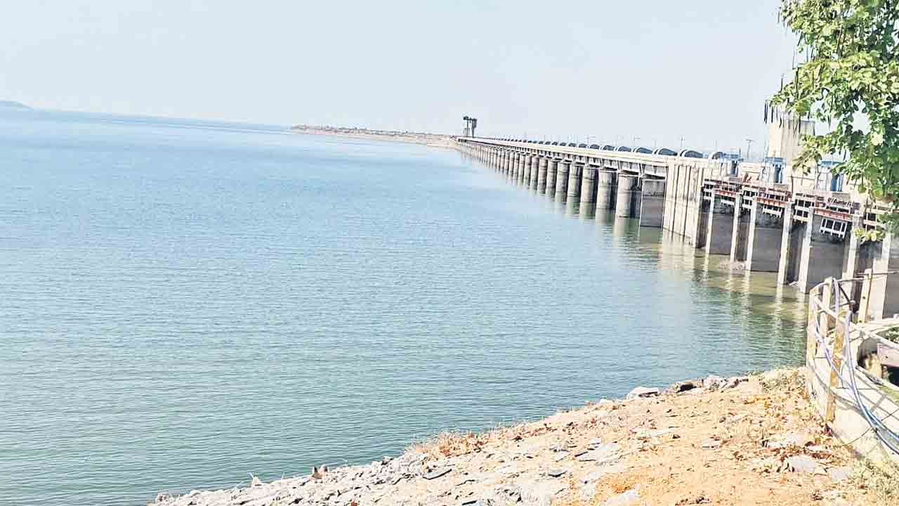 పంటలు చేతికి రాకముందే నీళ్లు బంద్‌!