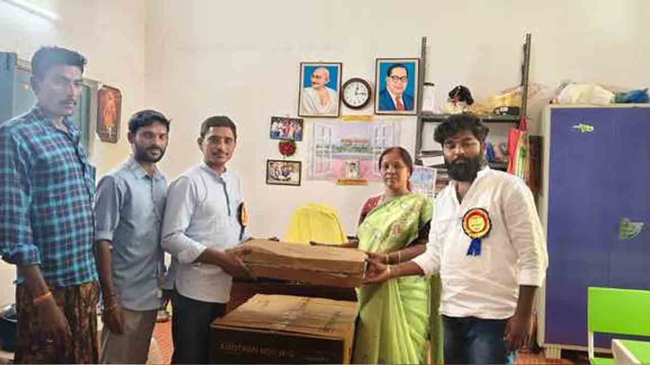 Students | విద్యార్థులకు వేసవితాపం తీర్చేందుకు తన వంతుగా..