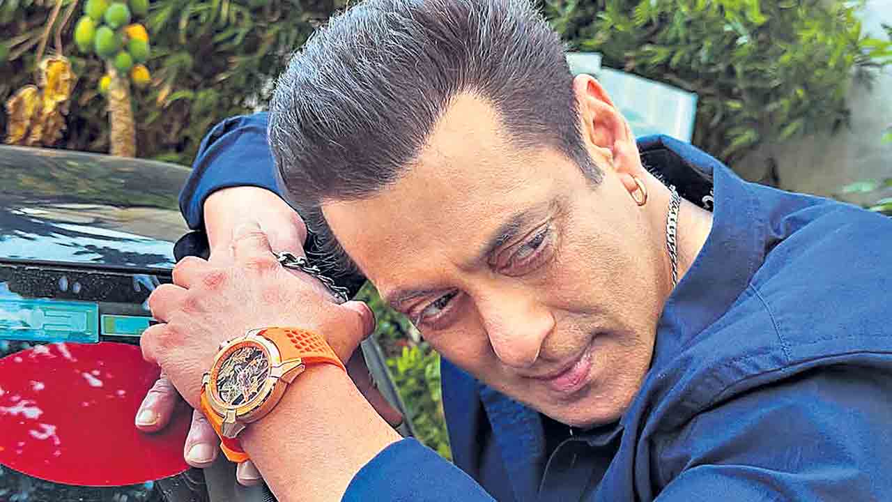 సల్మాన్‌ చేతికి రామ్‌జన్మభూమి గడియారం