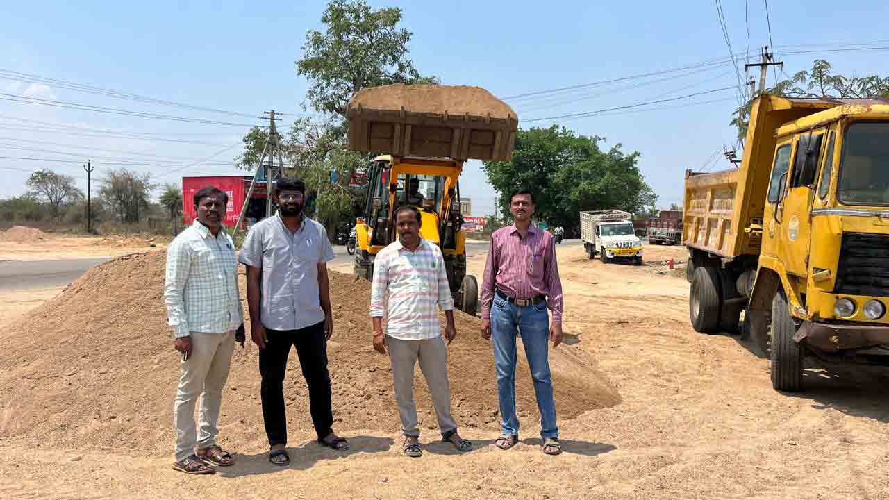 Sand Dumps | అక్రమంగా ఇసుక డంపులు.. సీజ్‌ చేసిన రెవెన్యూ, మైనింగ్‌ అధికారులు