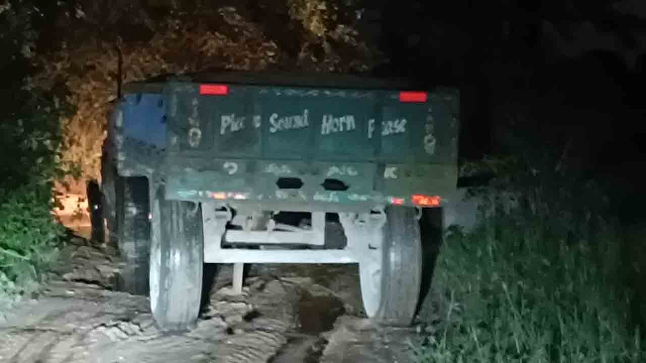 Sand illegal Mining | కంచె చేను మేస్తుందా..? అన్నట్టుగా ఇసుక దందా.. వేటగాళ్ల నుంచి మామూళ్లు..!