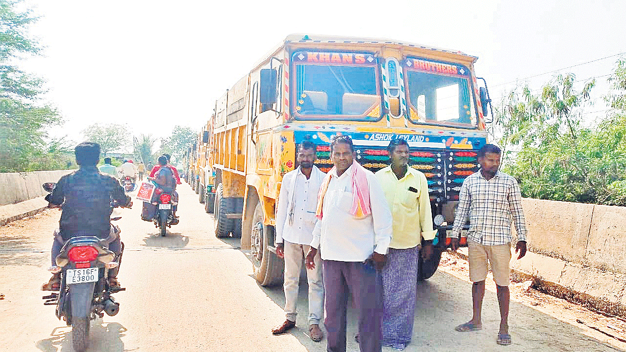 ఇసుక వాహనాల అడ్డగింత