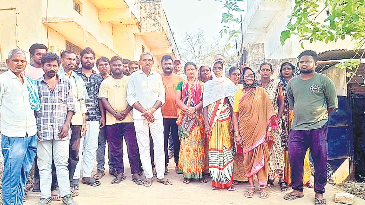 జీతాల్లేవు.. బతుకుడెట్లా.?