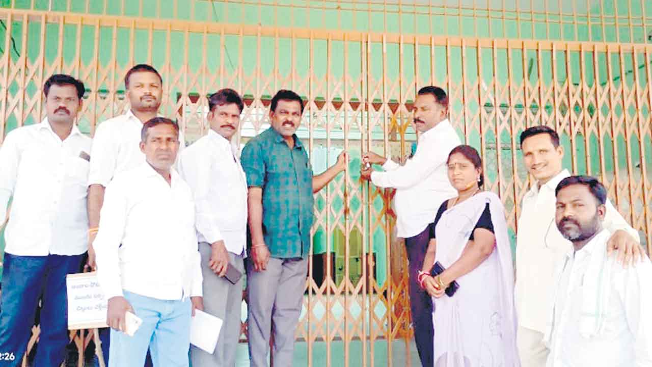 అప్పులు తెచ్చి అభివృద్ధి చేసినం