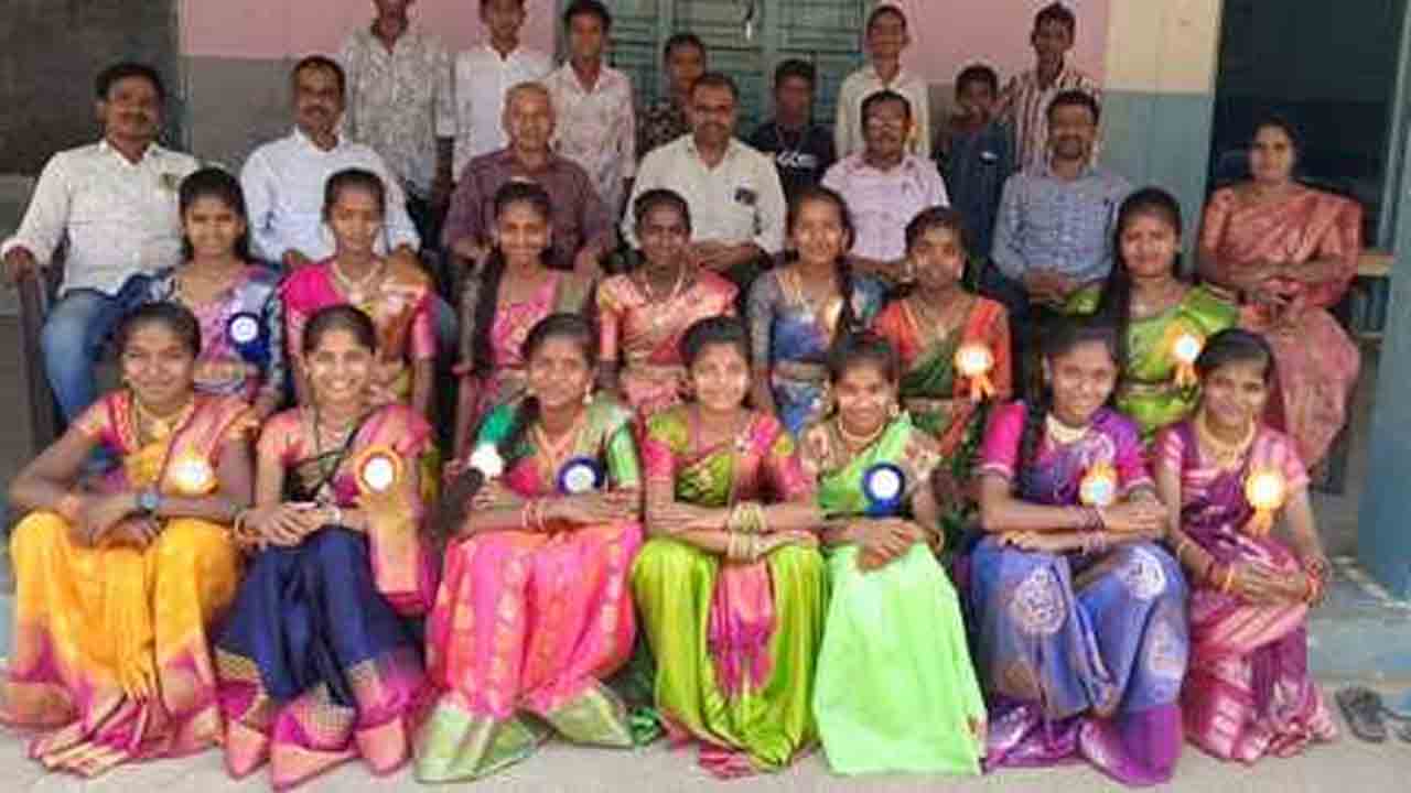 విద్యార్థులే ఉపాధ్యాయులై.. ఘనంగా స్వపరిపాలన దినోత్సవం