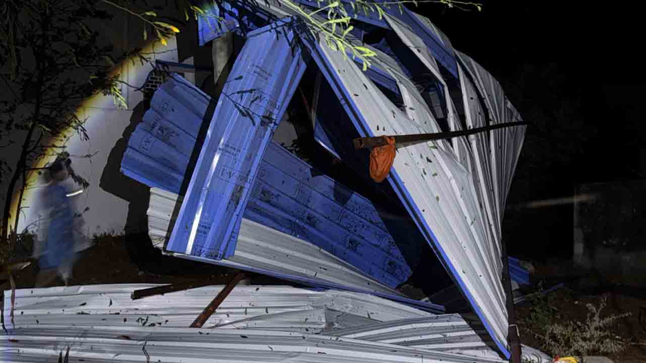 Sultanabad | అకాల వర్షం అపార నష్టం.. రేకుల షెడ్డు కూలి 20 గొర్రెలు మృతి