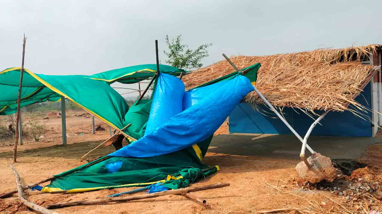 వడపర్తిలో షాపులను కూల్చివేసిన రెవెన్యూ అధికారులు