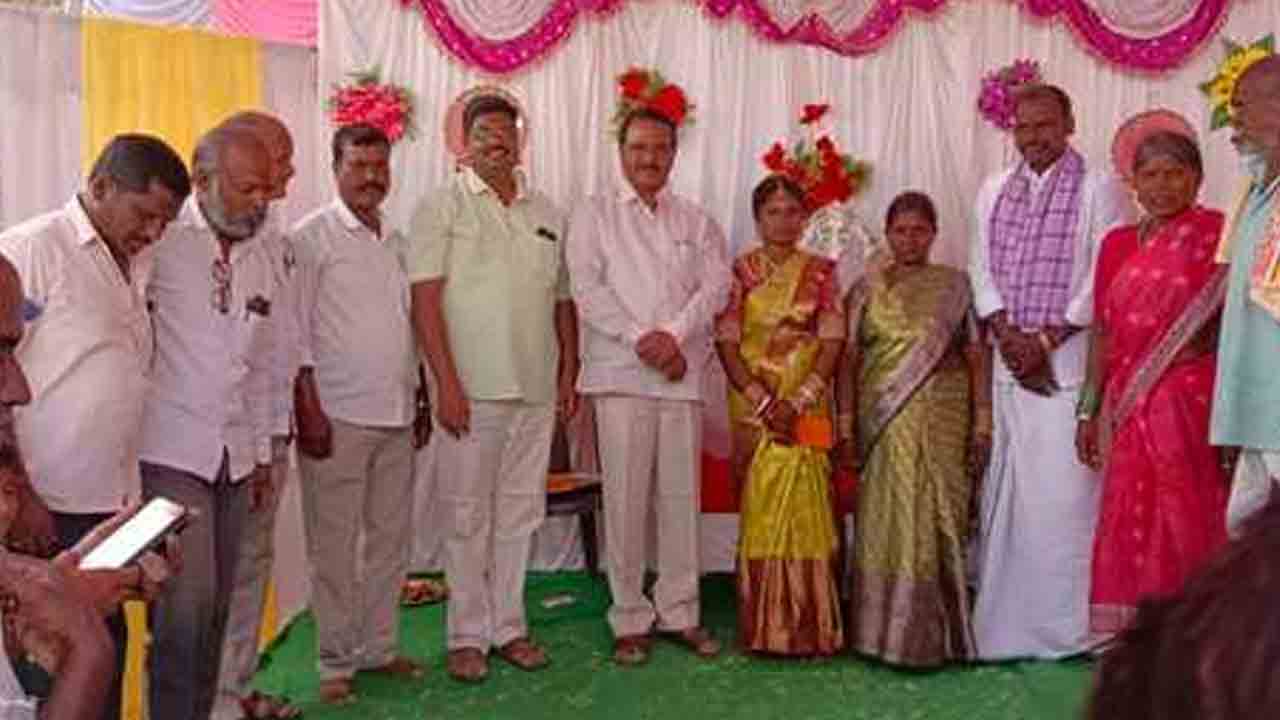 Singireddi Niranjan Reddy | పెళ్లికూతురుకు మాజీ మంత్రి సింగిరెడ్డి నిరంజన్ రెడ్డి ఆశీర్వాదం