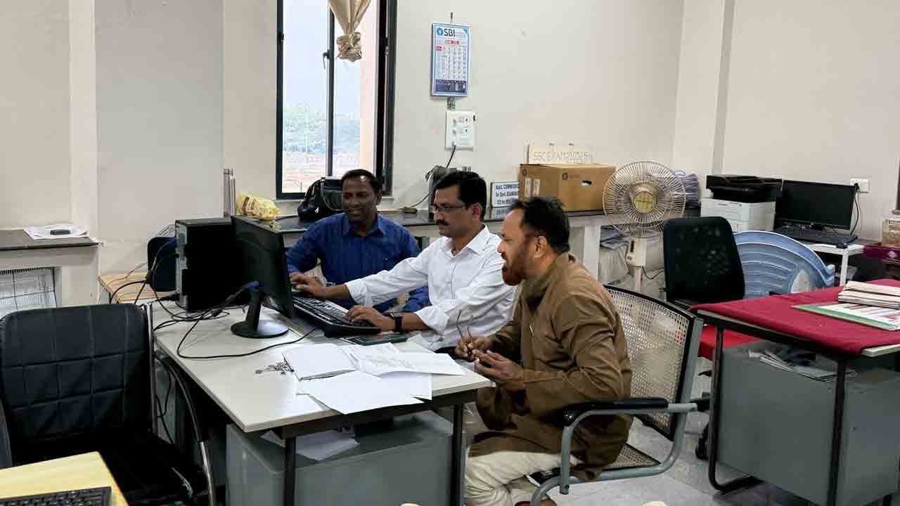 సెంటర్‌కో సిట్టింగ్‌ స్కాడ్‌