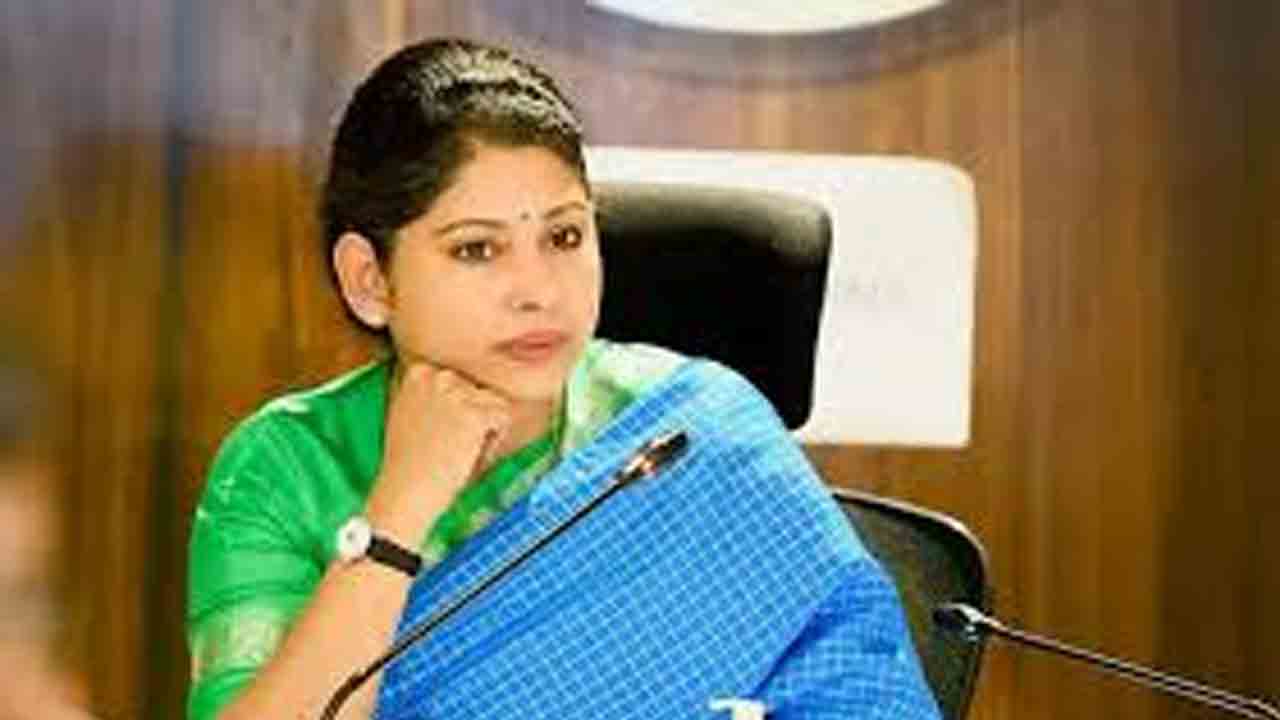 Smita Sabharwal | ఘోష్‌ కమిషన్‌ ఆధారంగా చర్యలు తీసుకోవద్దు.. స్మితా సభర్వాల్‌కు హైకోర్టులో ఊరట