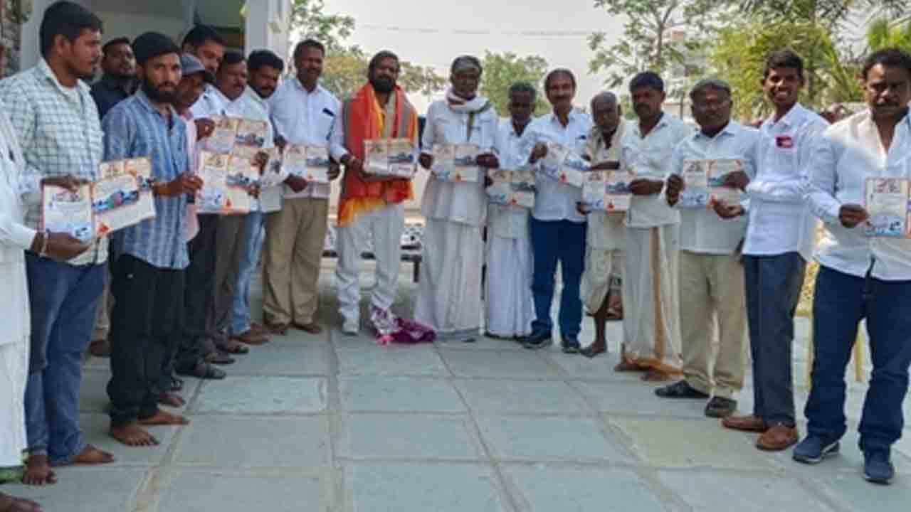 Tirumala Utsavalu | తిరుమల స్వామి ఉత్సవాల పత్రికను ఆవిష్కరించిన మాజీ మంత్రి శ్రీనివాస్ గౌడ్