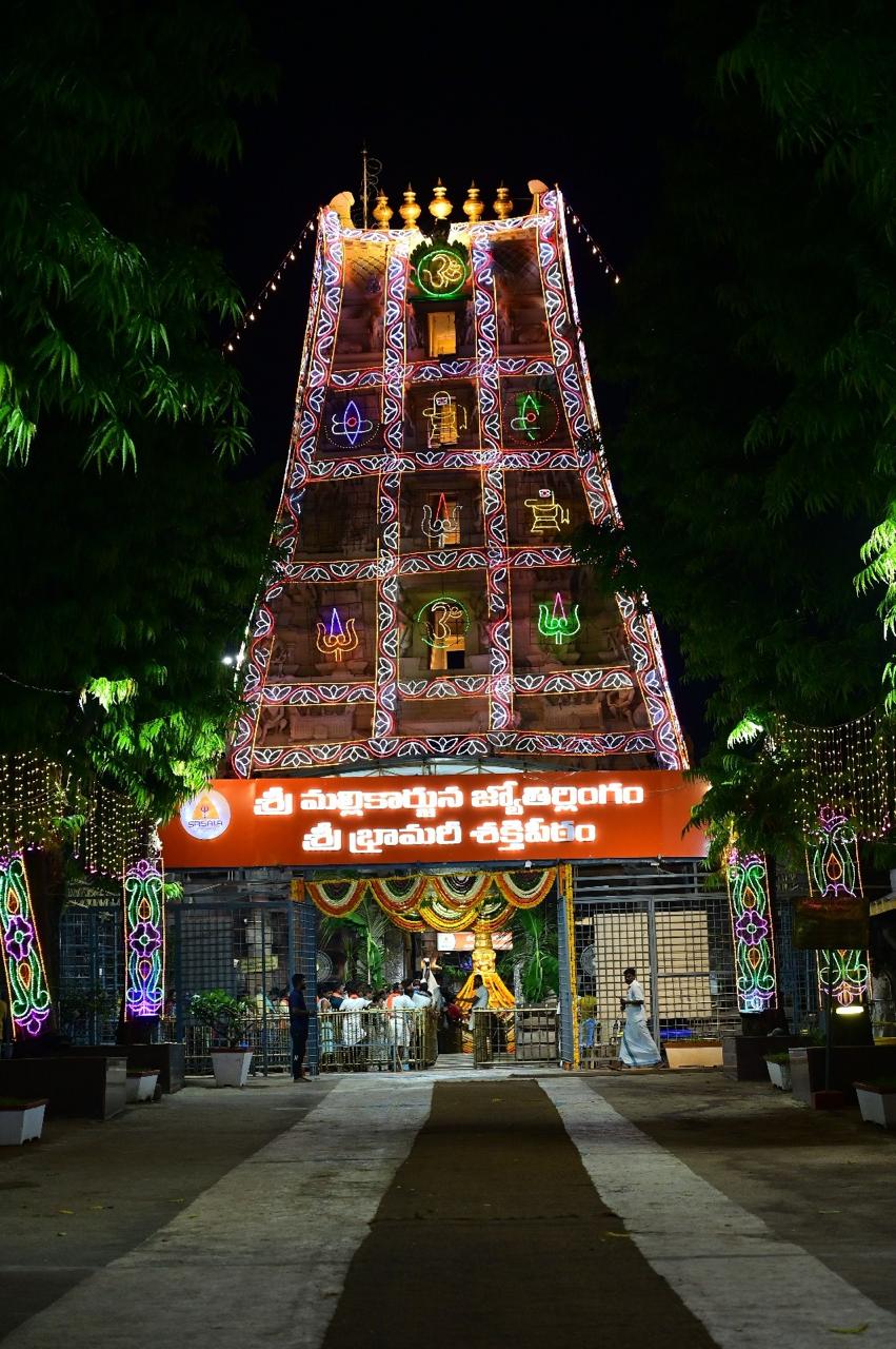 భ్రమరాంబ అమ్మవారు ఉదయం మహాలక్ష్మీదేవిగా భక్తులను అనుగ్రహించనున్నారు. 