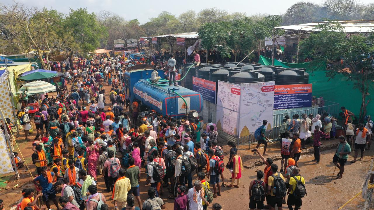 ఈ క్రమంలో కర్ణాటక, మహారాష్ట్రతో పాటు ఏపీలోని వివిధ ప్రాంతాల నుంచి భక్తులు ఆలయానికి తరలివస్తున్నారు. 