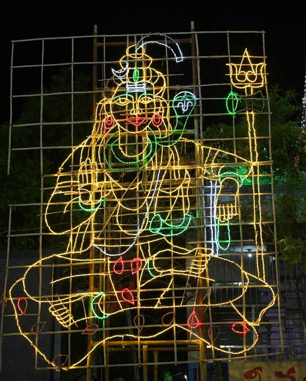 ఉత్సవాల సందర్భంగా ఆలయాన్ని వివిధ విద్దుద్దీపాలు, రంగరంగుల పూలతో అలంకరించారు. 